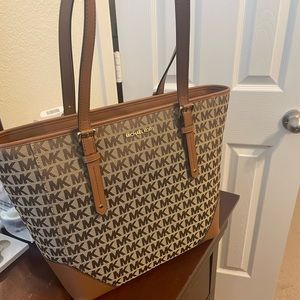 Micheal kors tote, never used.